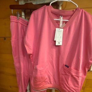 Mediclo scrubs New with tags. Size Large. Color rose pink.